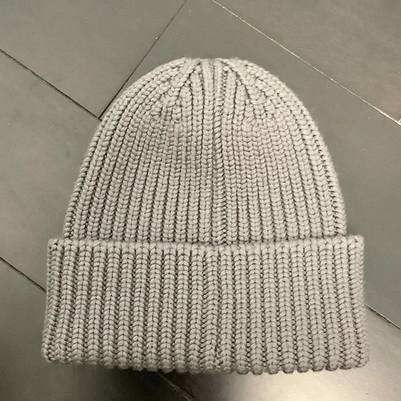 Louis Vuitton Light Grey Wool Beanie with Blue LV Logo Embroidery M7816A - Picture 2 of 5